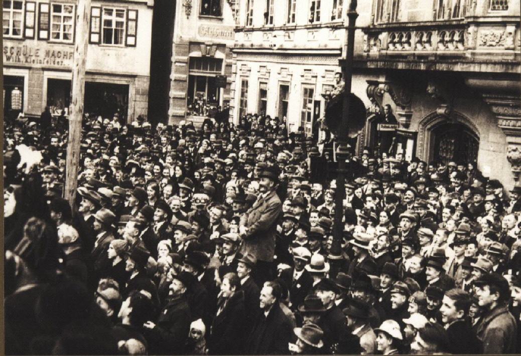 1937 - Menschenmenge am Marktplatz